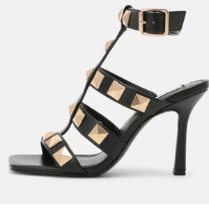 Steve Madden Black Strappy Preppy Capri Studded Sandal Size 9